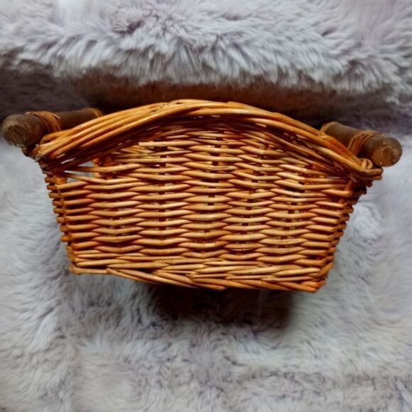 MEDIUM golden brown woven wicker basket with wooden handles - Picture 1 of 5